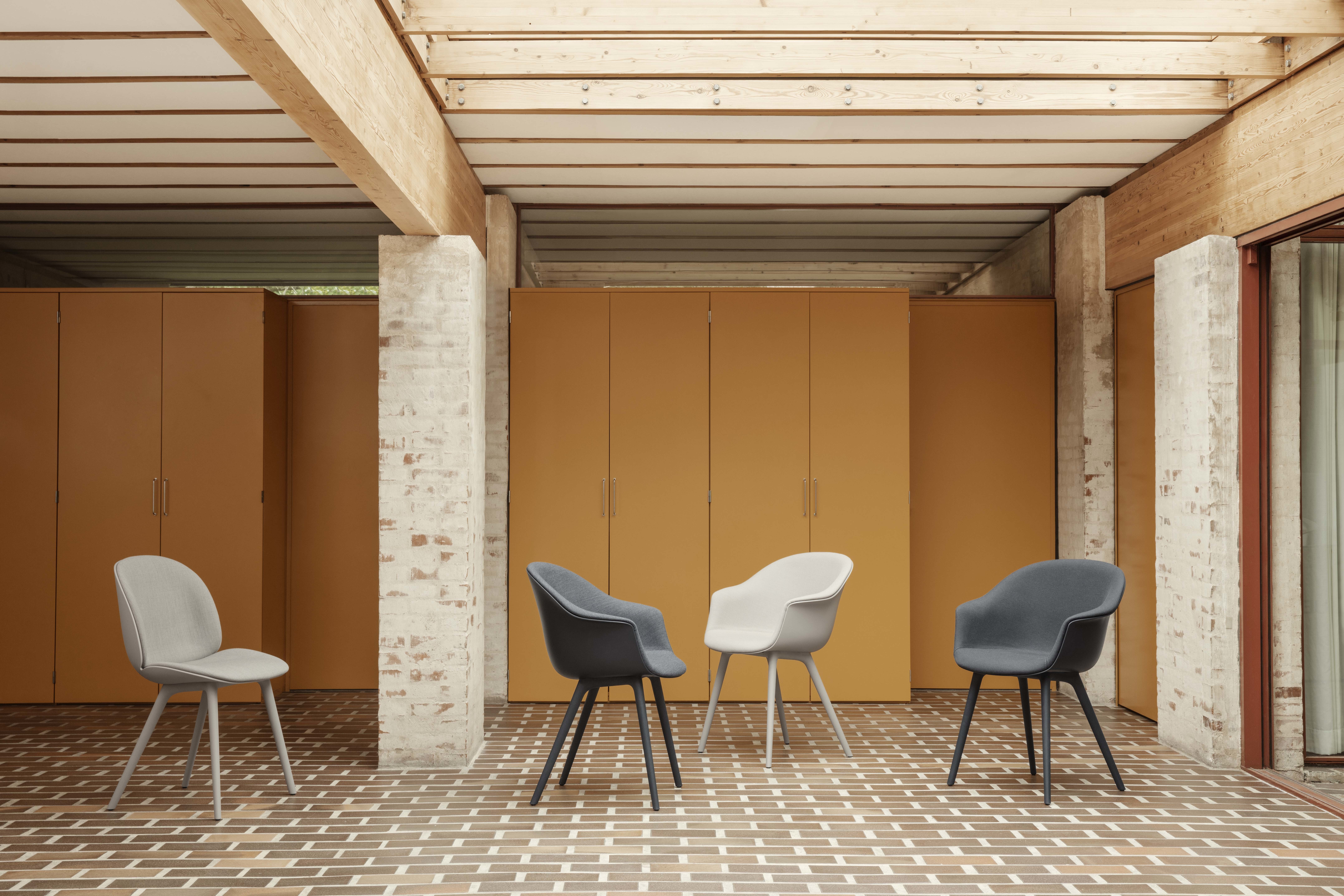Bat Dining Chair - Front Upholstered, Plastic Base | Gubi | Rypen