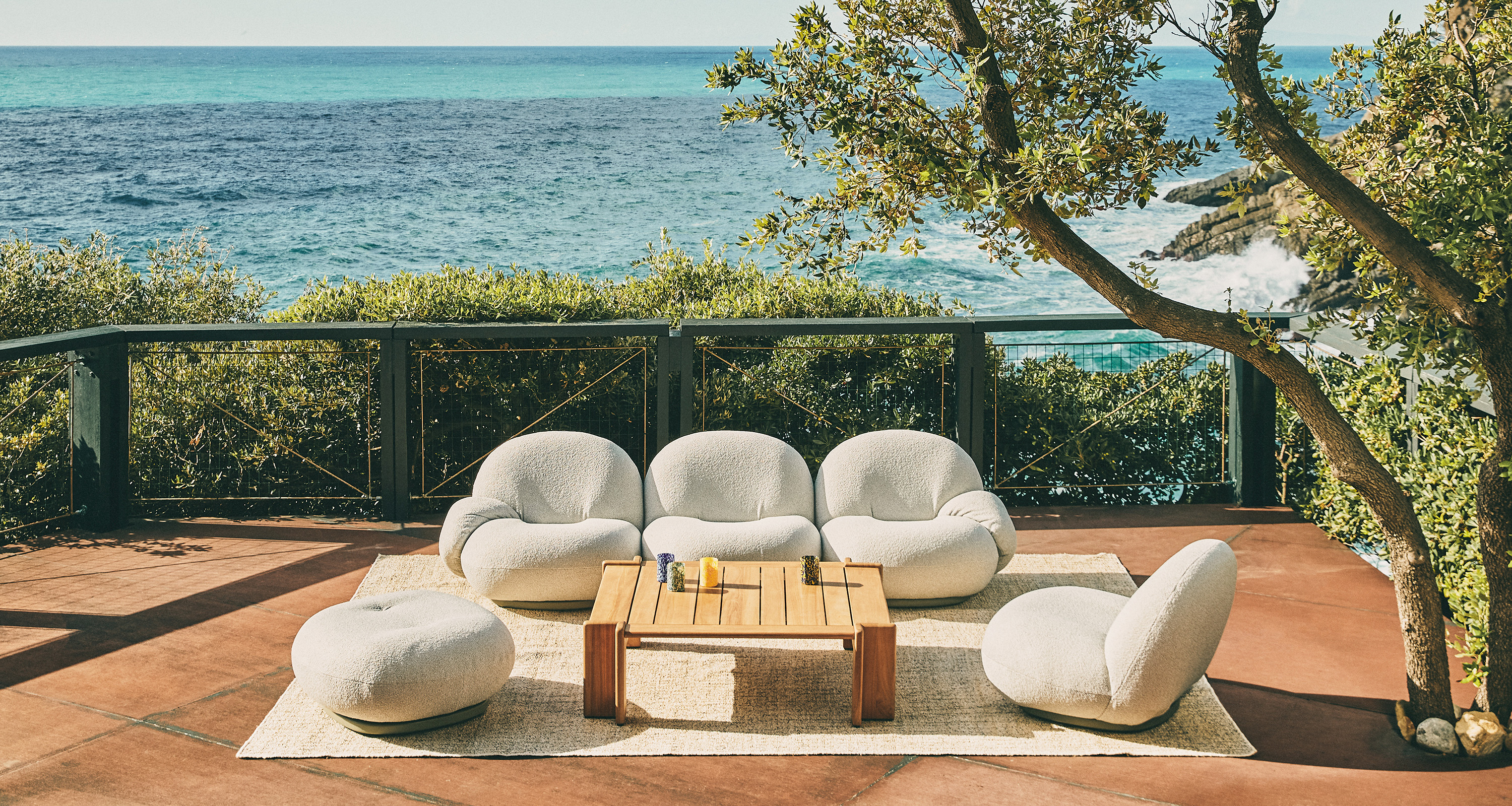 Pacha Outdoor Sofa - 3-Seater w. Armrests and Ottoman | Gubi | Rypen