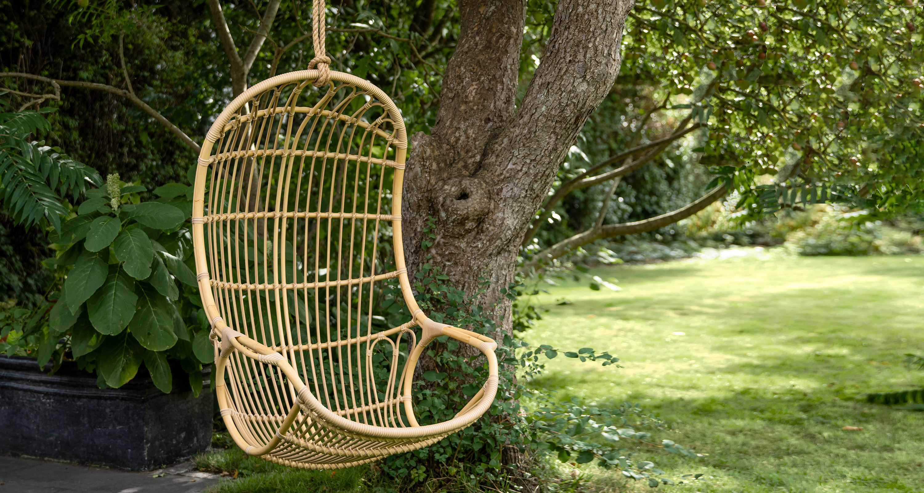 Riviera Hanging Swing Chair Exterior | Sika Design | Rypen